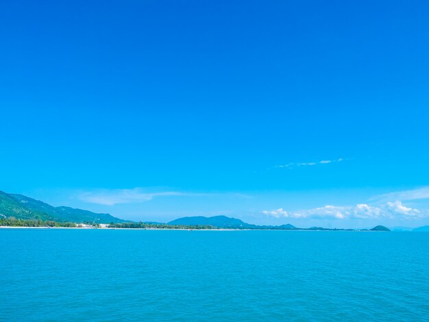 Mar y océano hermosos en la nube blanca y el cielo azul