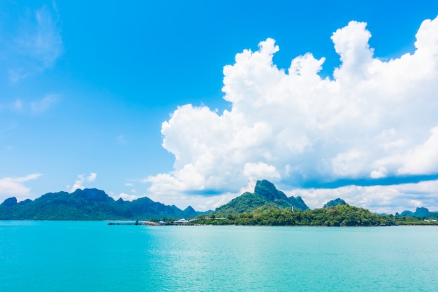 Foto gratuita mar y océano hermosos con la nube en el cielo azul