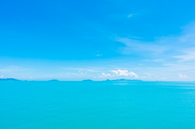 Mar y océano hermosos con la nube en el cielo azul