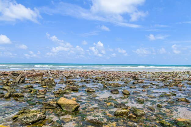 Mar con piedra y cielo azul