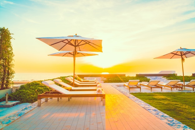 Foto gratuita mar piscina relajarse paraguas azul