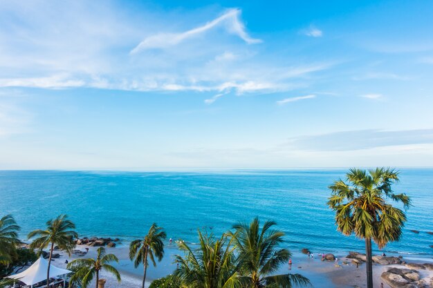 Mar y playa hermosa en el cielo azul