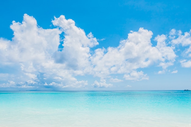 Mar tranquilo con cielo azul