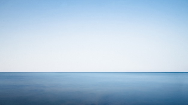 Foto gratuita mar tranquilo en un día soleado