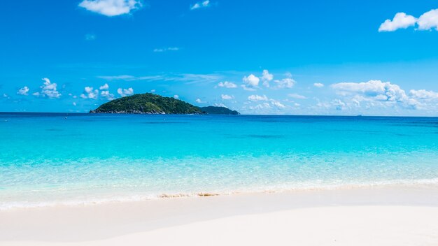 Mar tranquilo con una isla paradisíaca