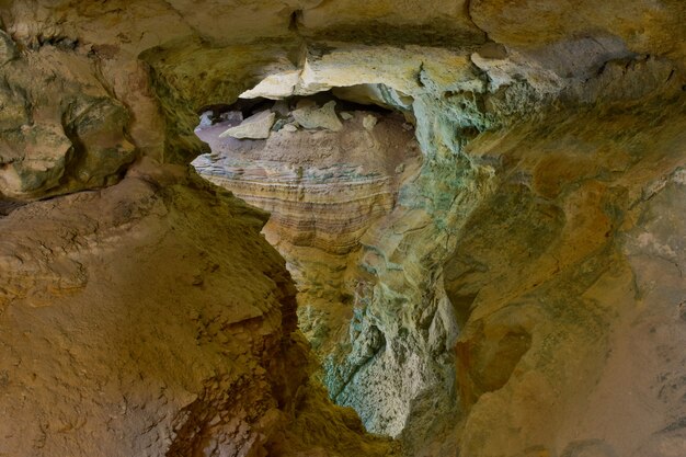 Maravilla de la espeleología. capas de roca sedimentaria y estratificación