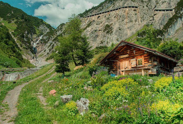 Una maravillosa cabaña de ensueño en las montañas.