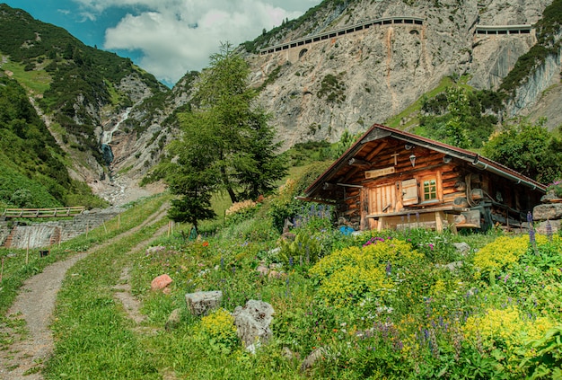 Una maravillosa cabaña de ensueño en las montañas.