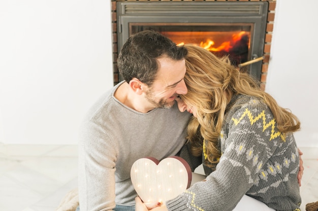 Maravillosa pareja adulta caricias felizmente