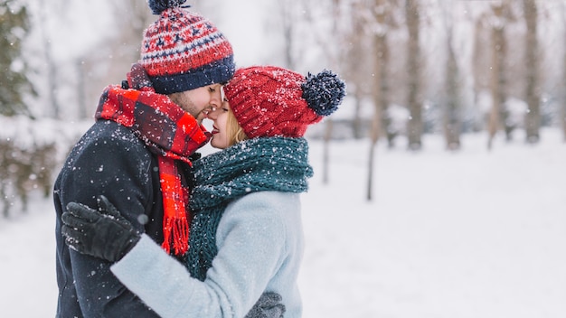 Maravillosa pareja besándose en las nevadas