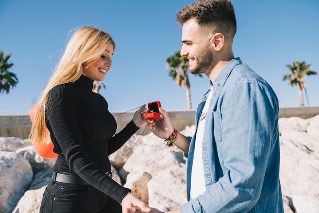 Foto gratuita maravillosa pareja comprometida