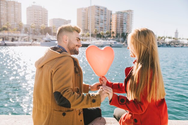 Foto gratuita maravillosa pareja en paisaje urbano