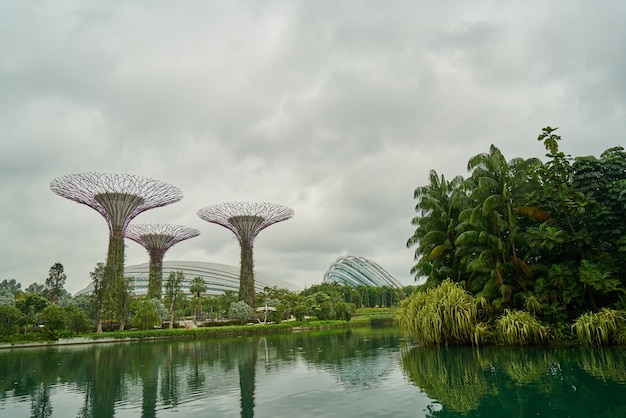 maravillosas nubes verdes complejos ciudad