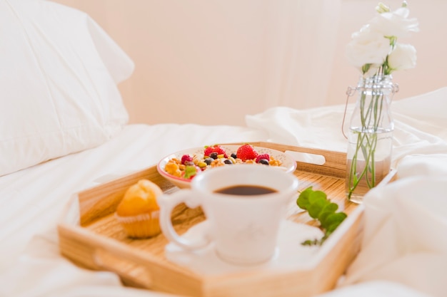 Foto gratuita maravilloso arreglo de desayuno en la cama