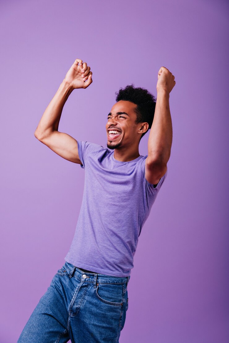Foto gratuito maravilloso chico fuerte gritando. filmación en interiores de hombre africano feliz en camiseta casual.