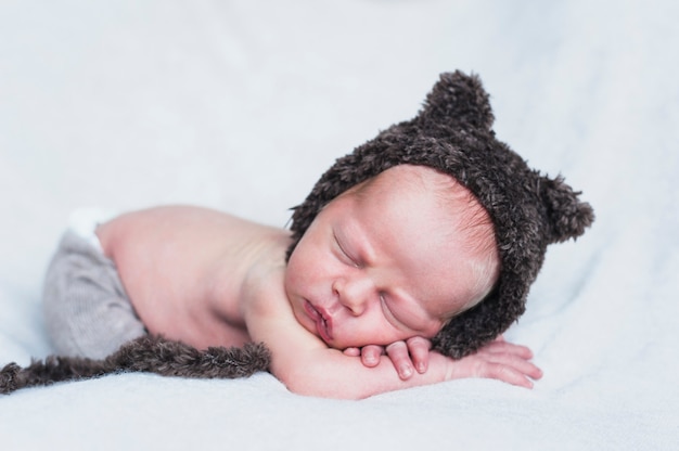 Maravilloso niño pequeño con sombrero de oso