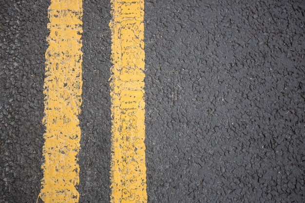marca en superficie de la carretera de camino amarillo