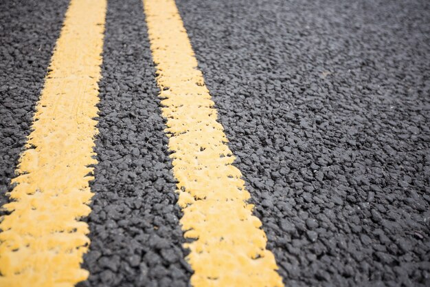 marca en superficie de la carretera de camino amarillo