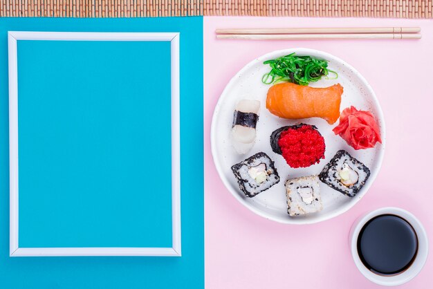 Marco al lado del plato con sushi