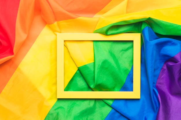 Marco amarillo en bandera LGBT arrugada