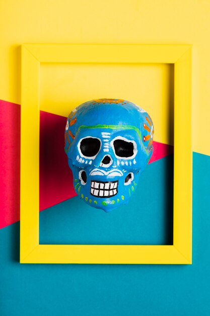 Marco amarillo vista superior con calavera azul