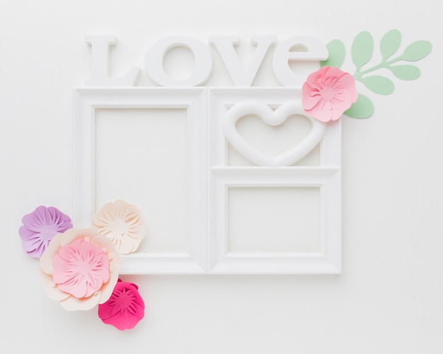 Foto gratuita marco de amor con adornos de papel floral