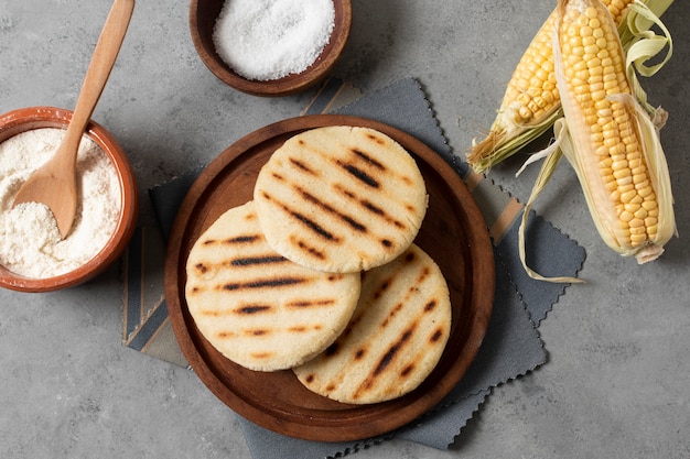 Foto gratuita marco de arepas deliciosas endecha plana