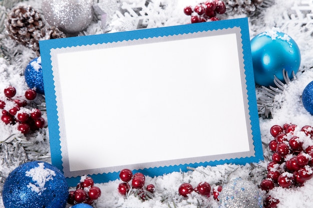 Foto gratuita marco azul con adornos de navidad