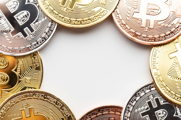 Foto gratuita marco de bitcoin de diferentes colores