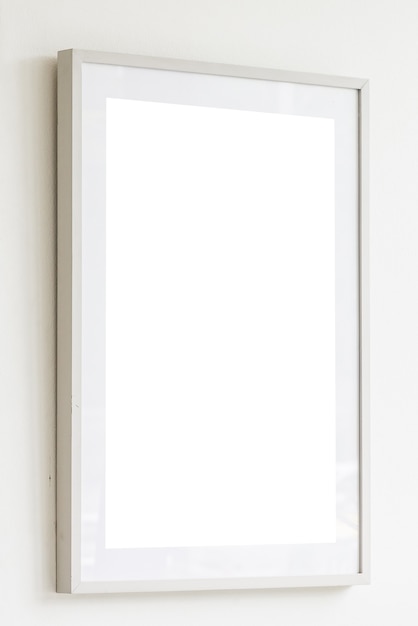 Marco blanco en blanco sobre fondo de pared blanca