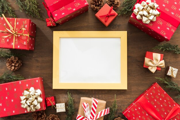 Marco en blanco con cajas de regalo rojo en mesa