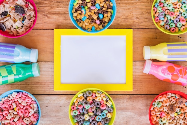 Foto gratuita marco en blanco con cuencos de cereales y botellas de leche.