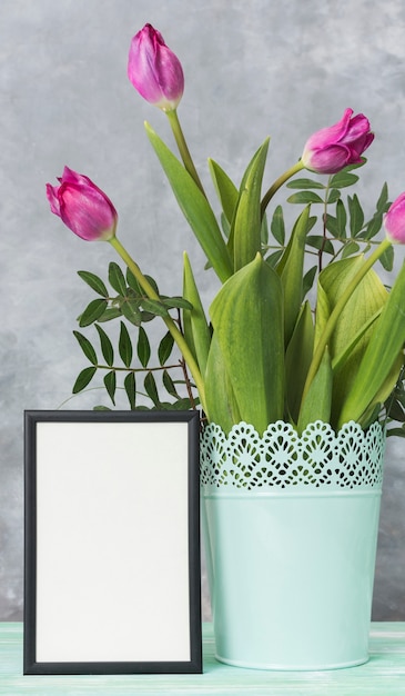 Marco en blanco y tulipanes