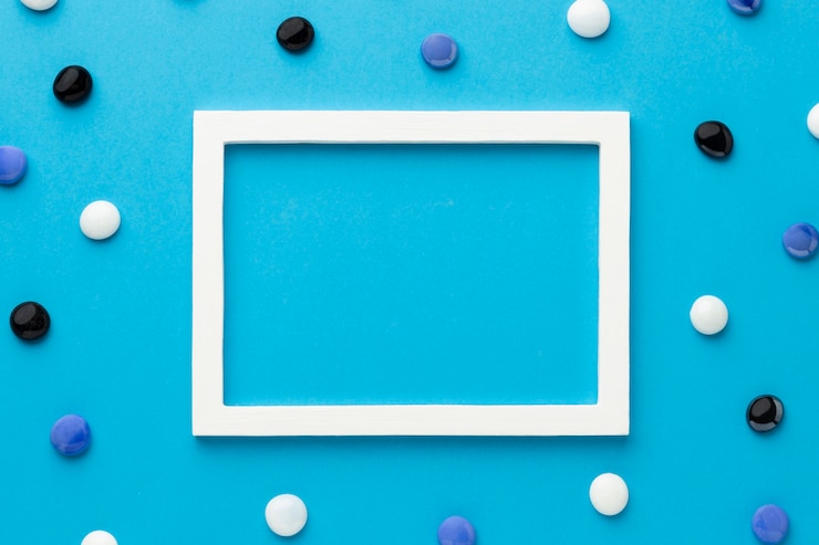 Foto gratuito marco blanco vista superior con piedras de colores