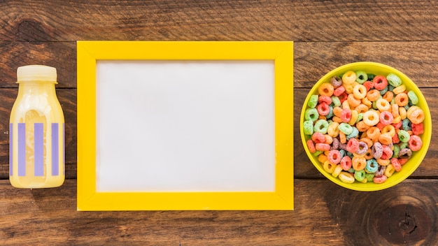 Foto gratuita marco con bol de cereales y botella.