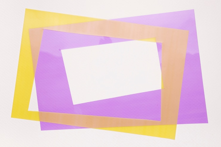 Foto gratuito marco de borde amarillo y morado aislado sobre fondo blanco.