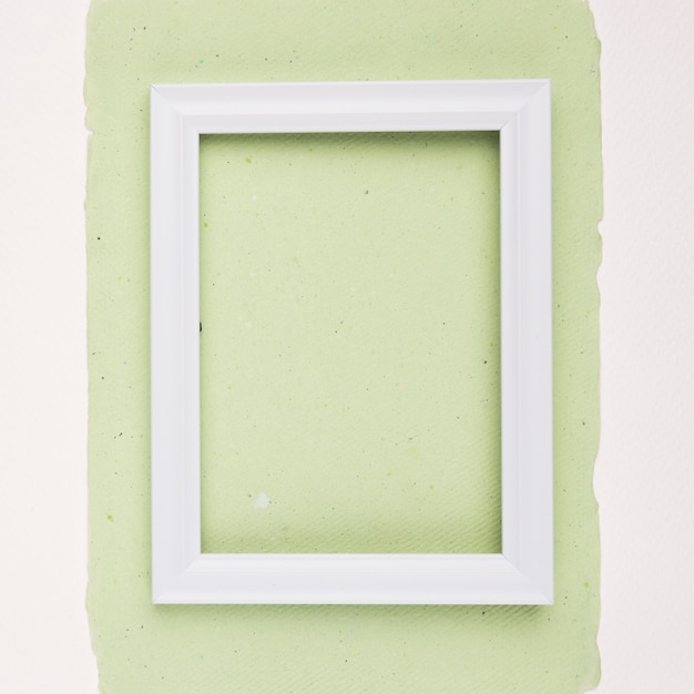 Marco de borde rectangular blanco sobre papel verde menta sobre fondo blanco