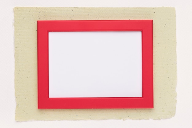 Marco de borde rojo sobre papel sobre fondo blanco.