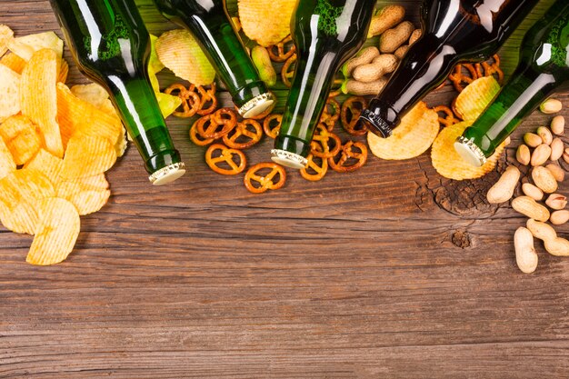 Marco de botellas de cerveza con pretzels