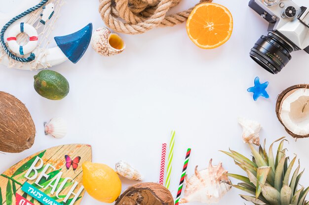 Marco de cámara, frutas exóticas y tabla de surf.