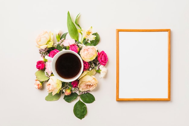 Marco cerca de la bebida y la composición de flores