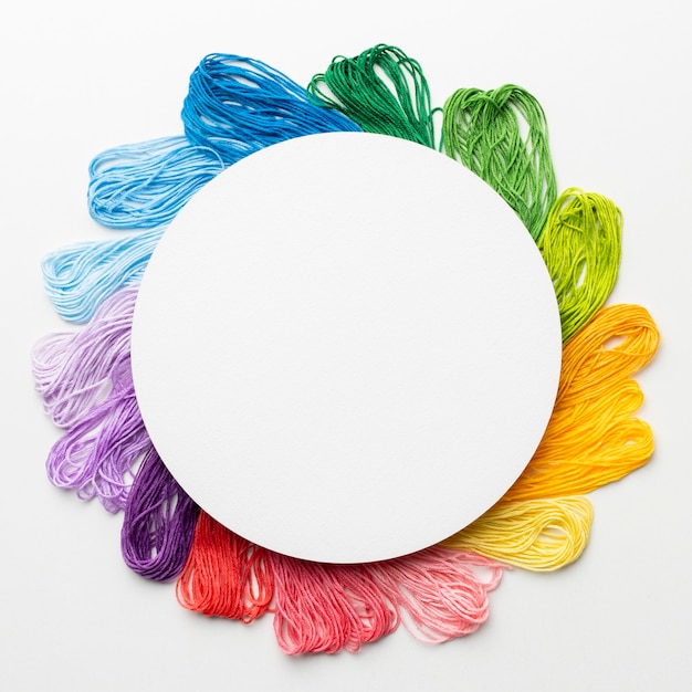 Marco circular con hilo de colores