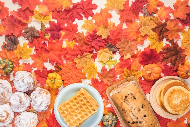 Foto gratuita marco de comida laica plana sobre fondo de hojas