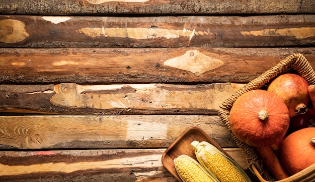 Foto gratuita marco de comida laico plano con cesta de picnic