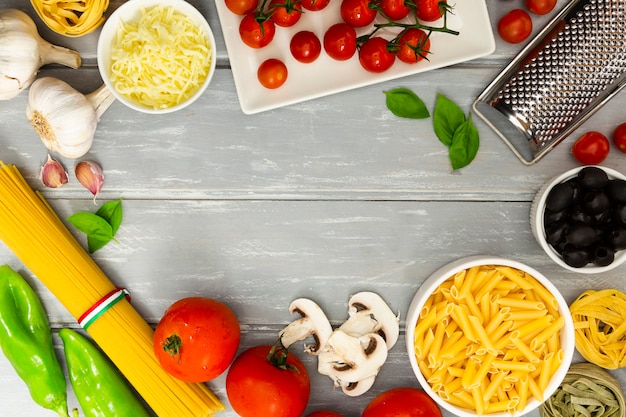 Marco de comida con pasta y tomates