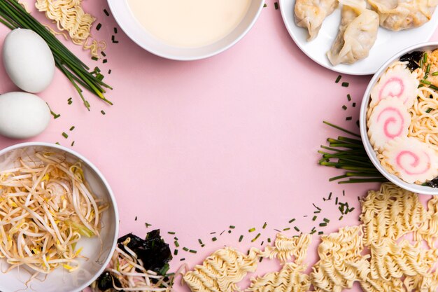 Marco de comida de sopa de ramen y albóndigas de vista superior