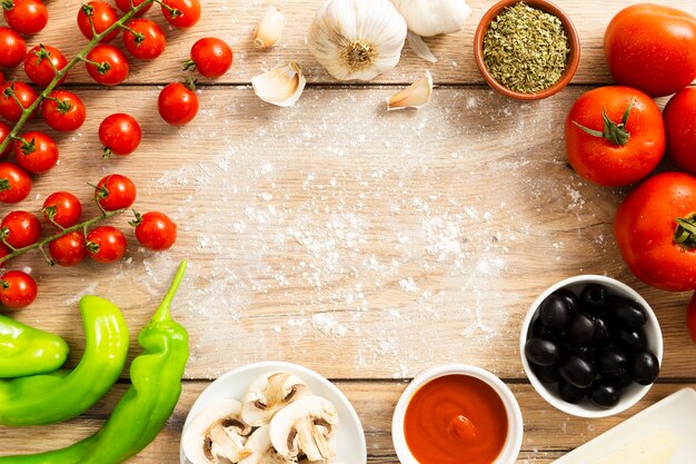 Marco de comida con tomates y aceitunas