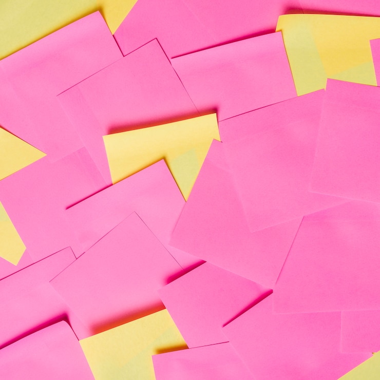 Foto gratuito marco completo de bloc de notas adhesivo en blanco amarillo y rosa
