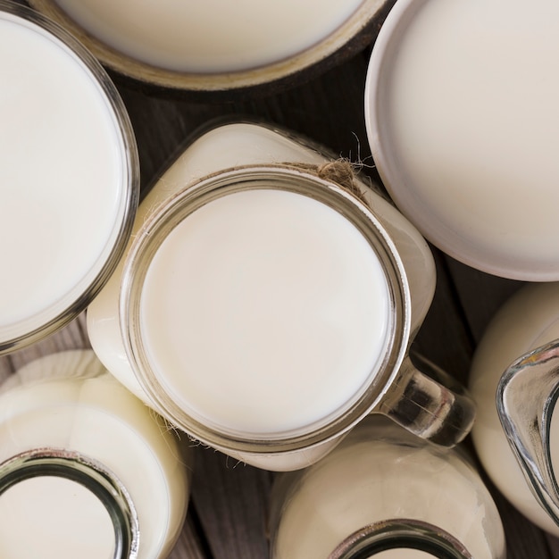 Marco completo de leche fresca y saludable en el recipiente de vidrio