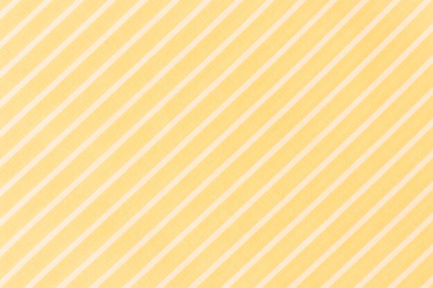 Marco completo de líneas diagonales blancas sobre fondo amarillo